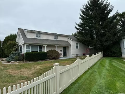 30 Seth Ln, Hicksville, NY 11801