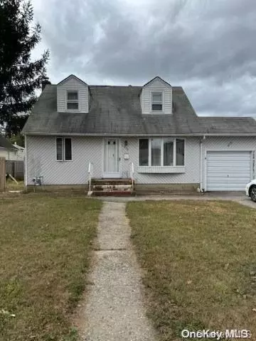 375 S 16th St, Lindenhurst, NY 11757