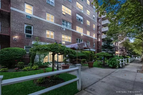 151-40 88th St #3D, Howard Beach, NY 11414