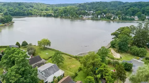 39 Prospect Rd, Centerport, NY 11721