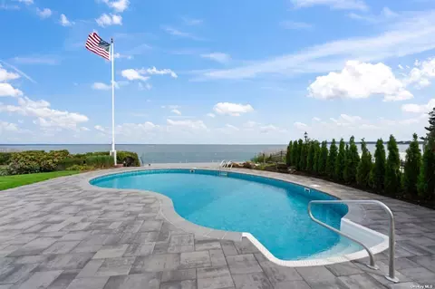 15 Oak Point Dr N, Bayville, NY 11709