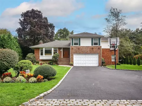 13 Wood Valley Ln, North Hempstead, NY 11050