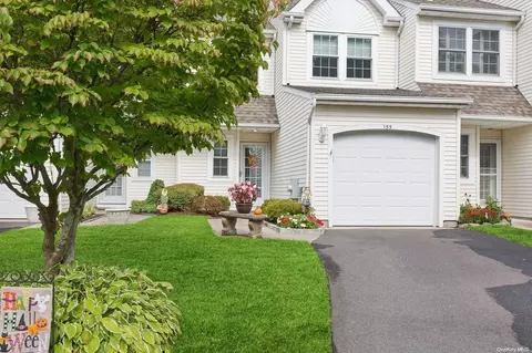 155 Northwood Ct #155, Bayport, NY 11705