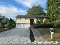 5 Newport Dr, Port Jefferson Station, NY 11776