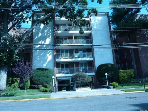 110 Brooklyn Ave #1T, Freeport, NY 11520