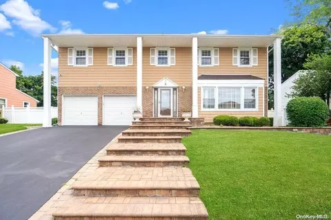 5 Albergo Ln, Syosset, NY 11791