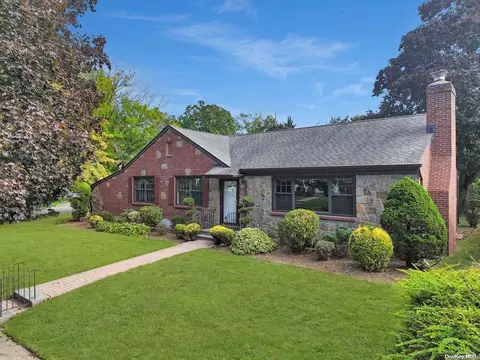 136 Vanderbilt Ave, North Hempstead, NY 11030