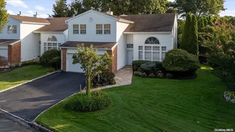 98 Fairway View Dr #98, Commack, NY 11725