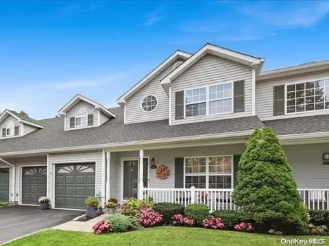 16 Monitor Rd #16, Smithtown, NY 11787