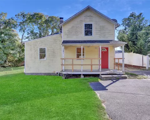 9 Harrison Pl, Bay Shore, NY 11706