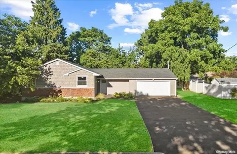 15 Windward Ln, Commack, NY 11725