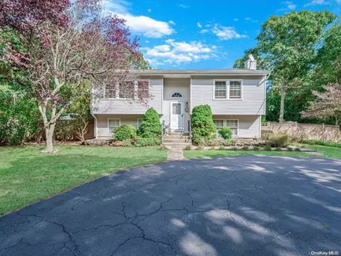 7 Maple St, Hampton Bays, NY 11946