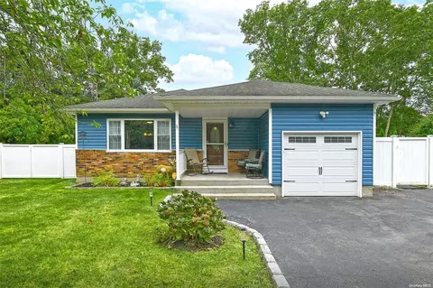 6 Floradora Dr, Mastic, NY 11950