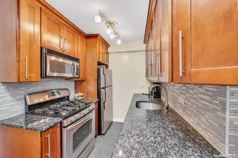 61 Oliver St #3J, Brooklyn, NY 11209