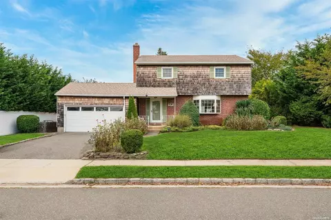 5 Lagoon Blvd, Massapequa, NY 11758