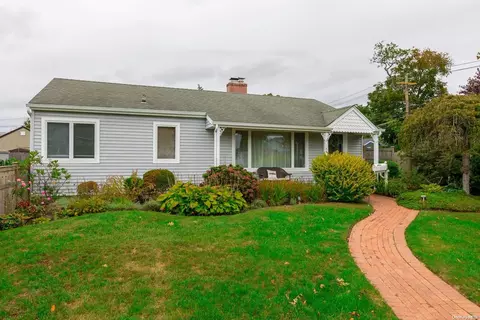188 Austin St, Lindenhurst, NY 11757