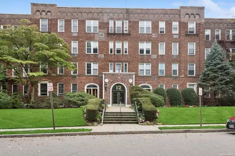 12 Hamilton Pl #D 14, Garden City, NY 11530