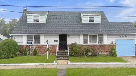 255 Windsor Pkwy, Hempstead, NY 11550