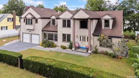 21 Orian Pl, Glen Cove, NY 11542