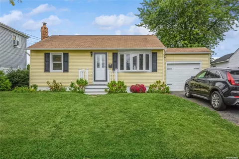 29 Leibrock Ave, Lindenhurst, NY 11757