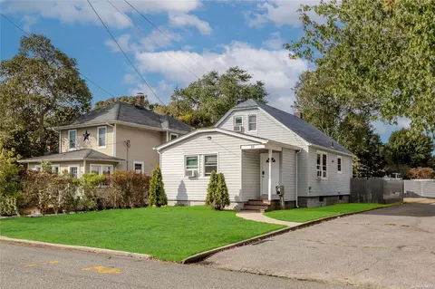 29 Campbell St, Patchogue, NY 11772