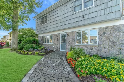 208 Irish Ln, Islip Terrace, NY 11752