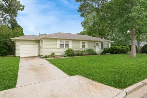 4 Commonwealth Ave, Massapequa, NY 11758