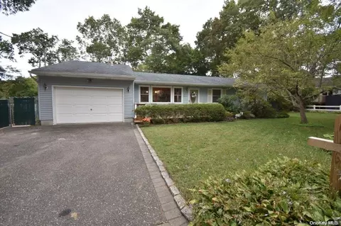 404 Atwell St, Holbrook, NY 11741
