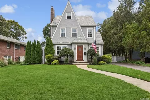 74 Meadow St, Garden City, NY 11530