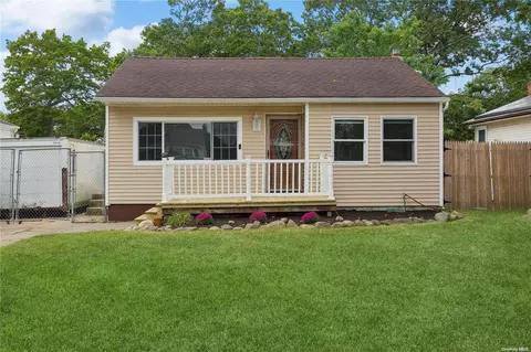 66 John Dr, Farmingville, NY 11738