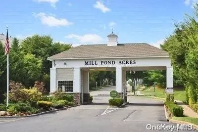 105 Pond View Dr #105, North Hempstead, NY 11050