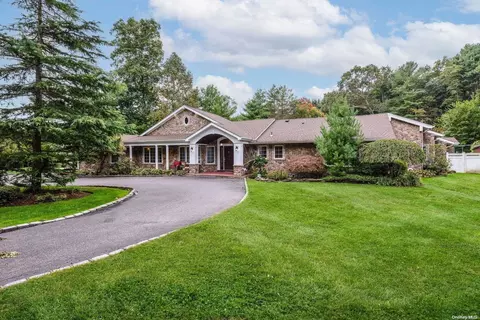 21 Spinning Wheel Ln, Dix Hills, NY 11746