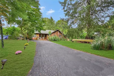 9 Moon Rd, Rocky Point, NY 11778