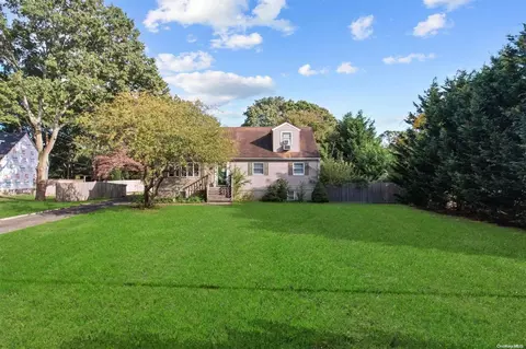 331 Pond Rd, Bohemia, NY 11716