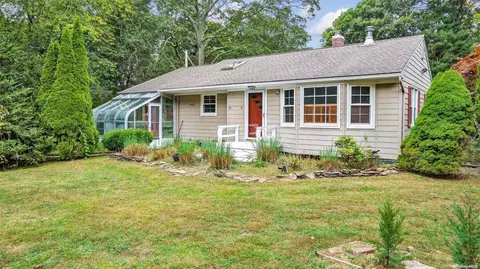 6 Nassau Rd, Hampton Bays, NY 11946