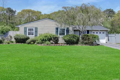 53 Presford Dr, Shirley, NY 11967