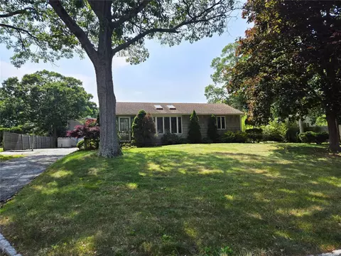 590 Spruce Ave, Sayville, NY 11782