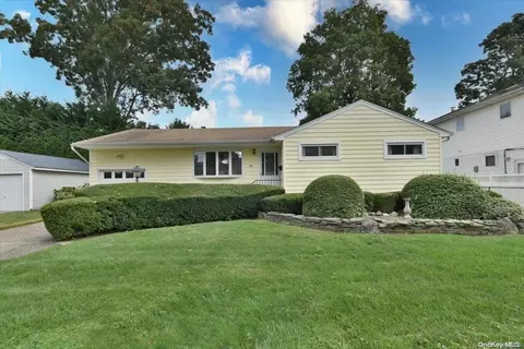 65 Fitzmaurice St, Massapequa Park, NY 11762