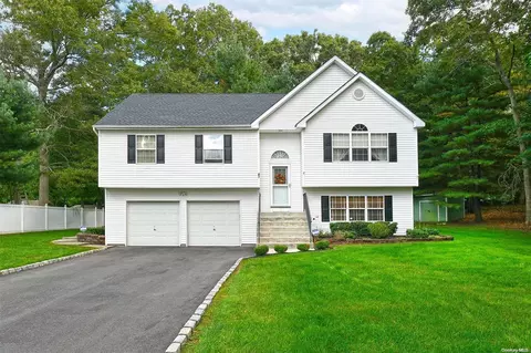 7 Little Treasure Dr, Medford, NY 11763