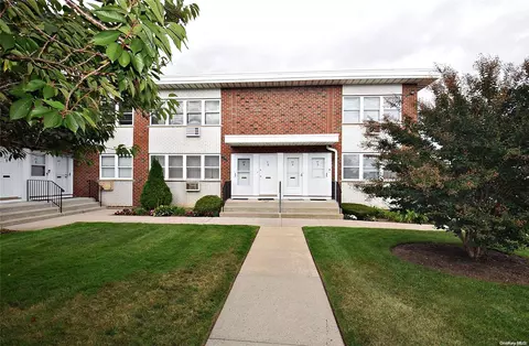 95 Farber Dr #95, Babylon, NY 11704