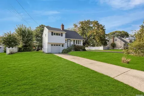 586 Pat Dr, West Islip, NY 11795