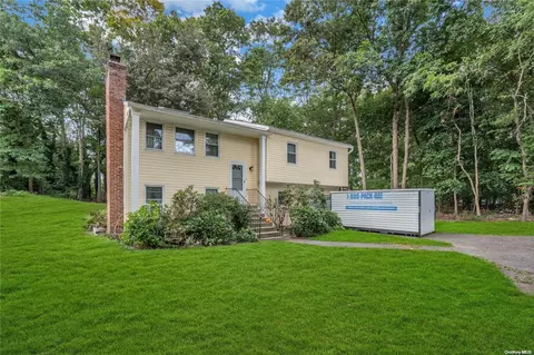 8 Robin Ct, Coram, NY 11727