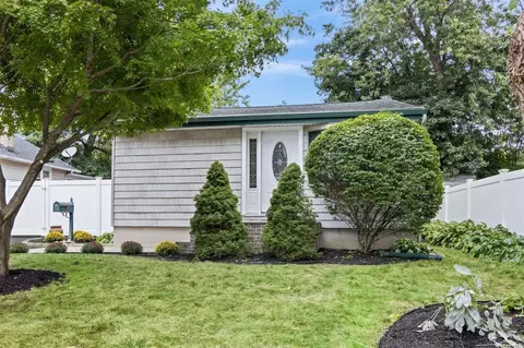 7 Oswego Pl, Lake Ronkonkoma, NY 11779