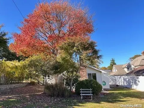 34 Grove Rd, Rocky Point, NY 11778