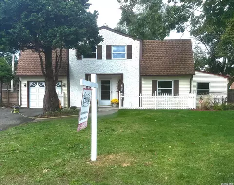 7 All Points Ter, Holbrook, NY 11741