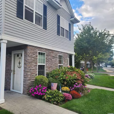 206 Medea Way #206, Central Islip, NY 11722