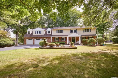 10 Norman Ct, Dix Hills, NY 11746