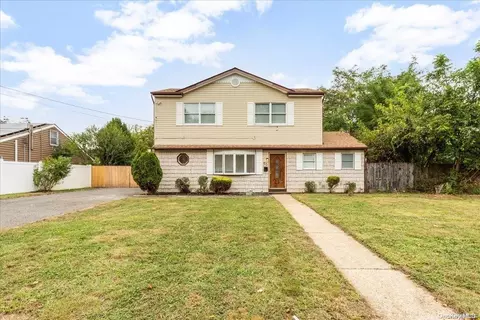55 Tamarack St, Central Islip, NY 11722