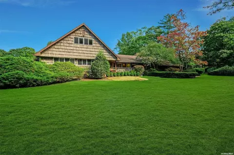 90 Warner Ln, Syosset, NY 11791