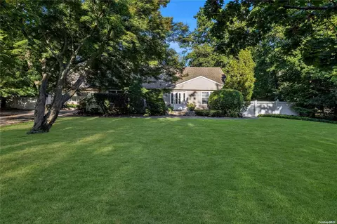 17 Stengel Pl, Smithtown, NY 11787